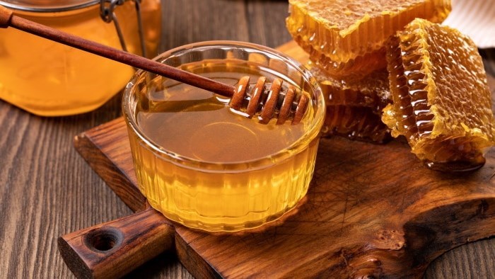العسل.. فوائد جمالية وقيمة غذائية (زهرة الخليج)