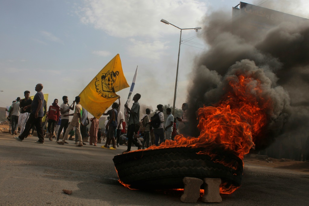متظاهرون سودانيون مناهضون للانقلاب يقطعون طريقا في العاصمة الخرطوم في 21 تشرين الاول/اكتوبر 2022 (ا ف ب)