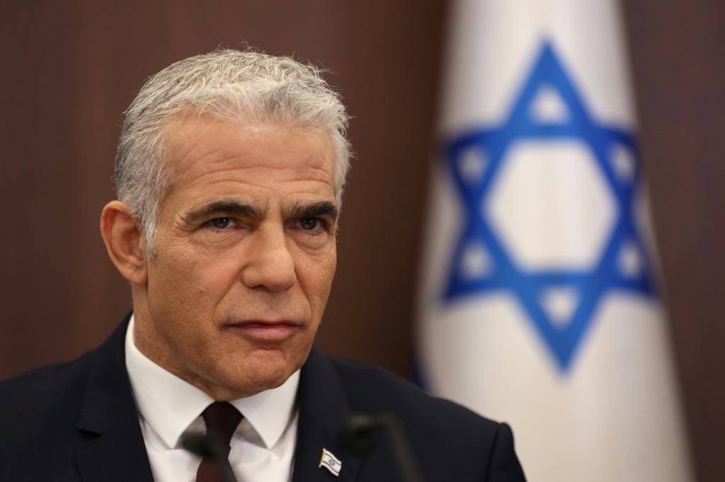وتوقفت جهود السلام بين إسرائيل والفلسطينيين منذ سنوات. تظهر هذه الصورة مسلحين فلسطينيين يطلقون النار في الهواء خلال جنازة في نابلس بالضفة الغربية المحتلة في 23 أكتوبر / تشرين الأول 2022 (ا ف ب)