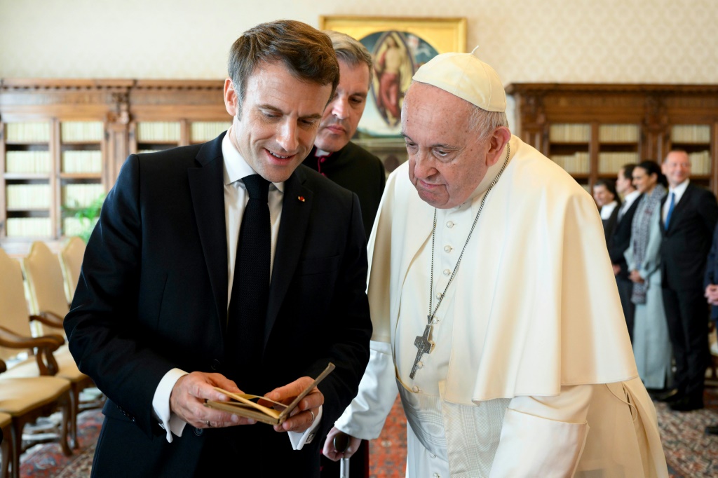صورة وزعها ونشرها في 24 تشرين الأول/أكتوبر 2022 إعلام الفاتيكان تُظهر البابا فرنسيس مع الرئيس الفرنسي ايمانويل ماكرون خلال لقاء ثنائي في الفاتيكان (ا ف ب)