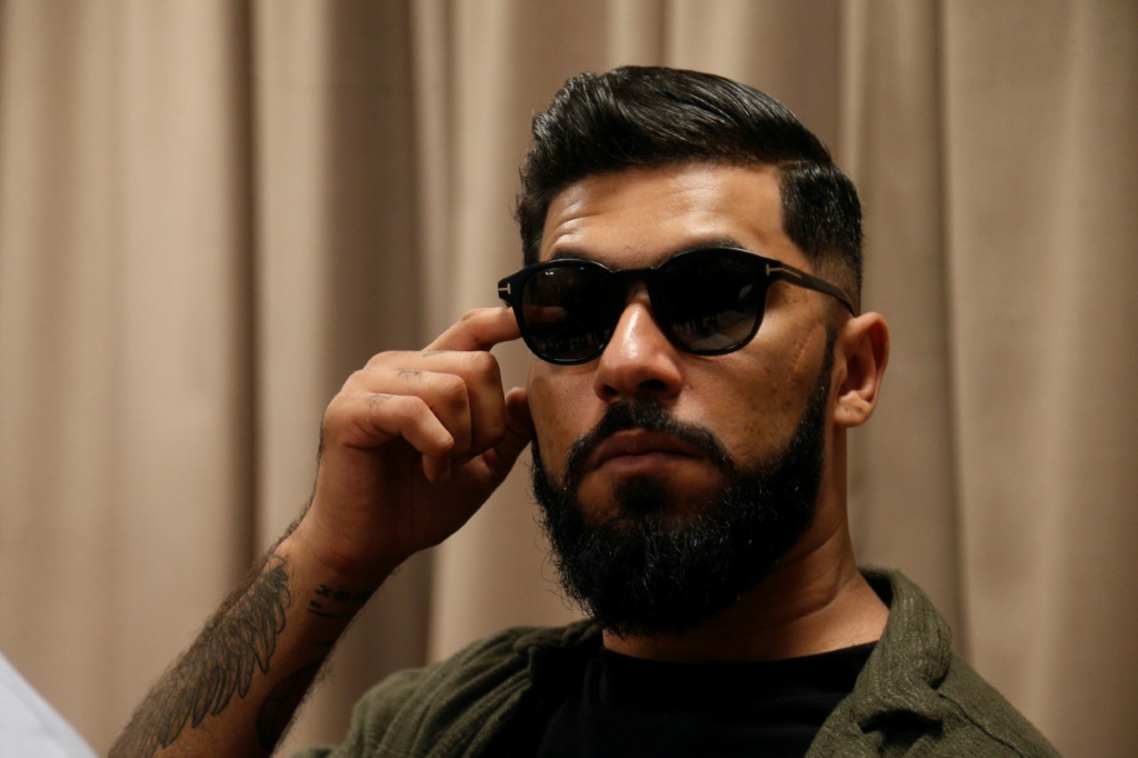 مغني الراب المغربي "الكراندي طوطو" خلال مؤتمر صحافي في الرباط (ا ف ب)