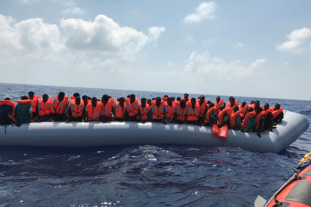   عملية انقاذ مهاجرين في البحر المتوسط من سفينة اوشن فيكينغ في 10 آب/اغسطس 2019. (ا ف ب) 