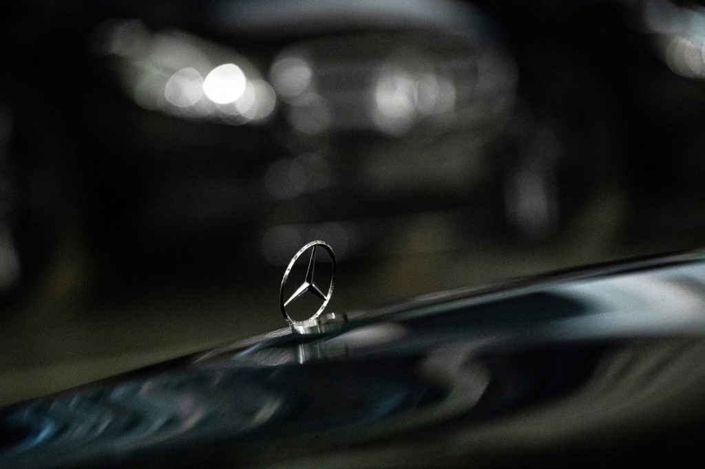 شارة مرسيدس-بنز على إحدى سياراتها (ا ف ب)   