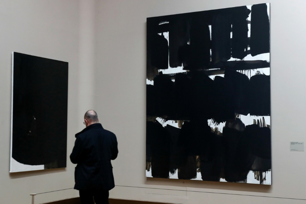 معرض للرسام الفرنسي بيار سولاج في متحف اللوفر في السادس من كانون الأول/ديسمبر 2019 (ا ف ب)