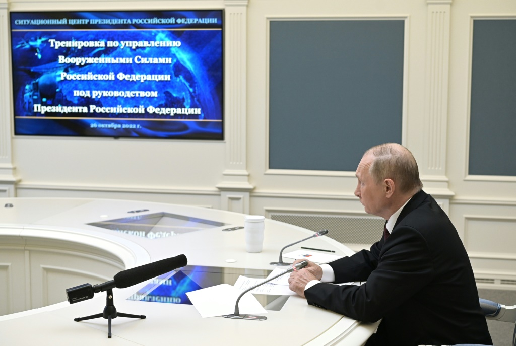 الرئيس الروسي فلاديمير بوتين يشرف من موسكو على تدريب قوات الردع النووي في 26 تشرين الأول/أكتوبر 2022 (ا ف ب)