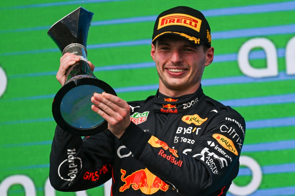 سائق ريد بول الهولندي ماكس فيرستابن يحتفل بفوزه بسباق جائزة الولايات المتحدة الكبرى في الفورمولا واحد في 23 تشرين الأول/أكتوبر 2022 (ا ف ب)