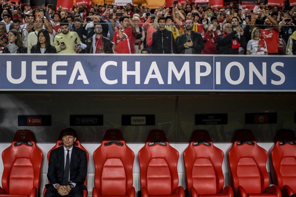 مدرب يوفنتوس ماسيميليانو أليغري خلال مباراة بنفيكا في دوري أبطال أوروبا في لشبونة (ا ف ب)