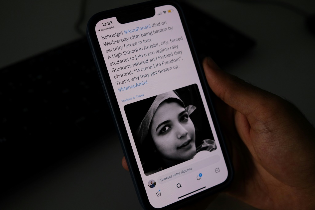 شخص في القاهرة ينظر في 20 تشرين الأول/أكتوبر 2022 إلى تغريدة عن وفاة الفتاة الإيرانية أسرا بناهي التي تبلغ من العمر 15 عاماً (ا ف ب)