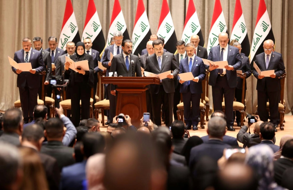 صورة موزعة من البرلمان العراقي تظهر رئيس الحكومة الجديد محمد السوداني ووزائه إلى جانب رئيس البرلمان محمد الحلبوسي خلال جلسة منح الثقة في 27 تشرين الأول/أكتوبر 2022 في بغداد (ا ف ب)