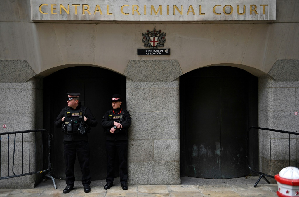 شرطيون أمام محكمة أولد بايلي الجنائية في لندن في 30 أيلول/سبتمبر 2021 (ا ف ب)