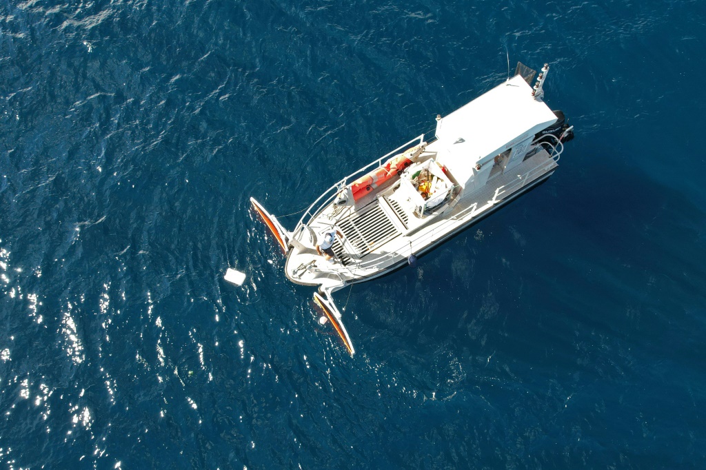 سفينة "ماريكورسيكا" تجوب البحر المتوسط لجمع مخلفات بلاستيكية ونفطية قرب بونيفاتشيو في جزيرة كورسيكا الفرنسية في الثاني من تشرين الأول/أكتوبر 2022 (ا ف ب)