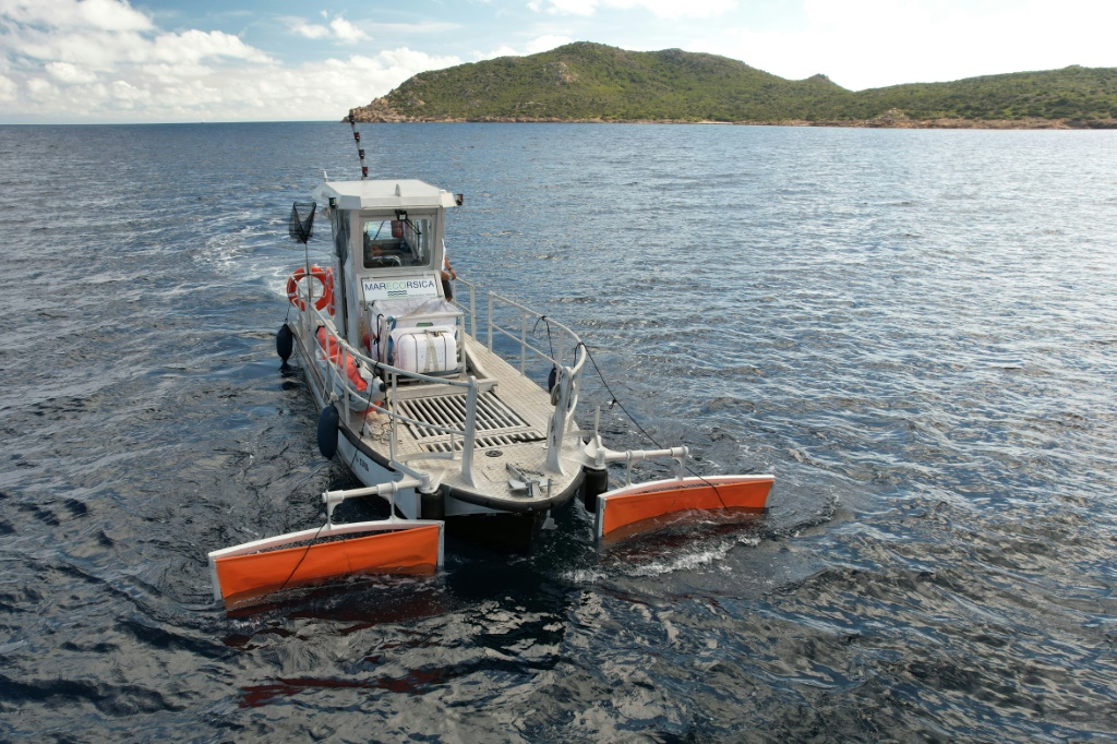 سفينة "ماريكورسيكا" تجوب البحر المتوسط لجمع مخلفات بلاستيكية ونفطية قرب بونيفاتشيو في جزيرة كورسيكا الفرنسية في الثاني من تشرين الأول/أكتوبر 2022 (أ ف ب)