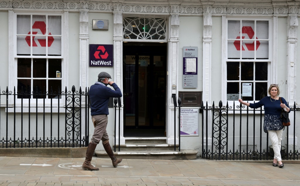     خصصت شركة Natwest 242 مليون جنيه إسترليني كمخصصات في حالة الديون المعدومة مع ارتفاع أسعار الفائدة (ا ف ب)