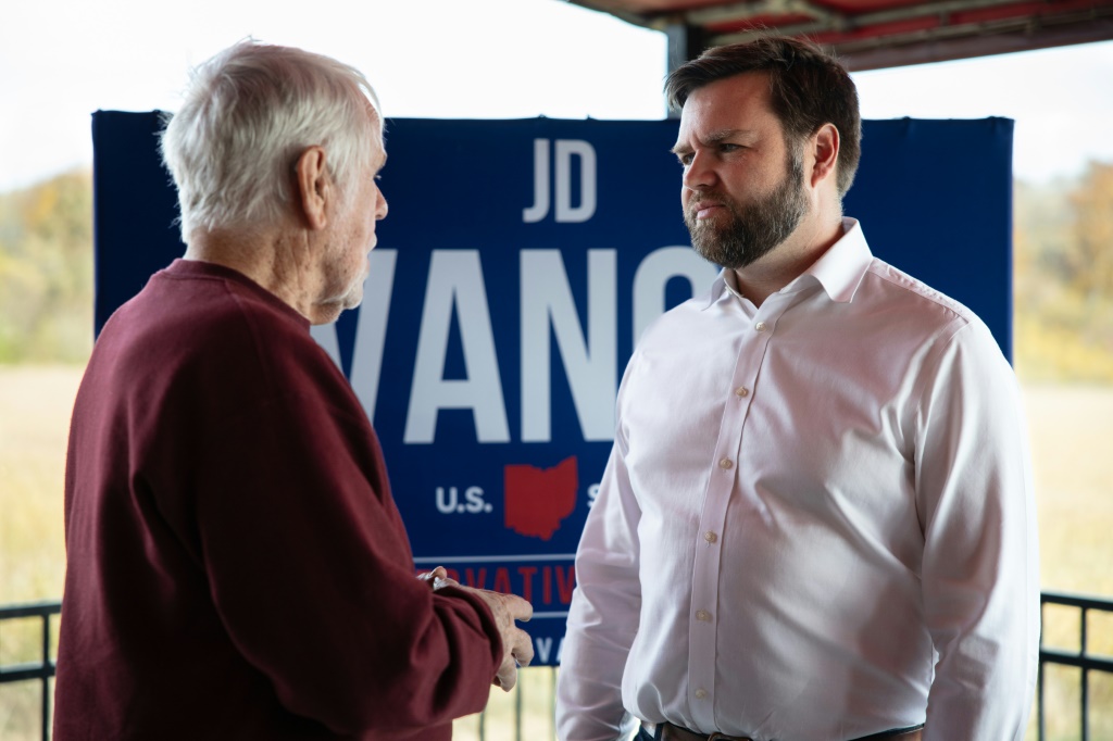 JD Vance ، مرشح لمقعد في مجلس الشيوخ الأمريكي ، يستمع إلى رجل مسن في حدث انتخابي في Mount Orab ، أوهايو ، في 22 أكتوبر 2022 (ا ف ب)   