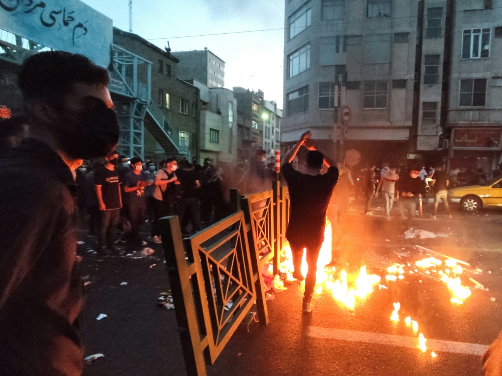     صورة حصلت عليها وكالة فرانس برس خارج إيران في 21 سبتمبر 2022 تظهر متظاهرين إيرانيين ينزلون إلى شوارع العاصمة طهران خلال احتجاج لمحسة أميني ، بعد أيام من وفاتها في حجز الشرطة. (ا ف ب)