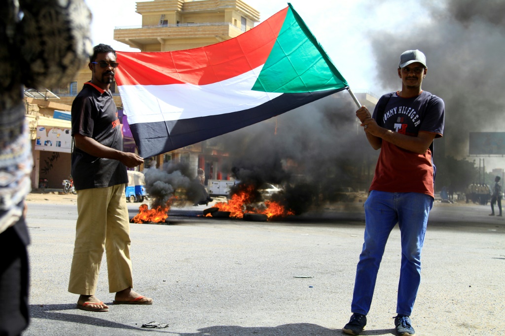    متظاهرون مناهضون للانقلاب يتظاهرون في الخرطوم بحري شمال العاصمة السودانية في 27 تشرين الأول/أكتوبر 2022 (ا ف ب)