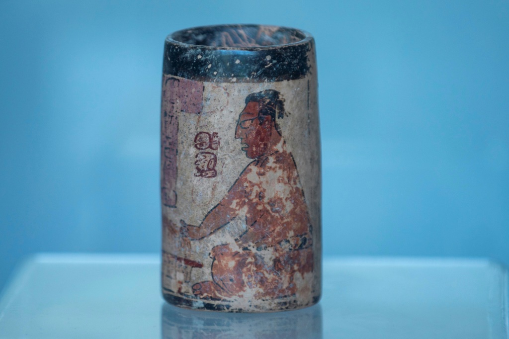 قطعة أثرية عُثر عليها في موقع تاياسال في شمال غواتيمالا (ا ف ب)