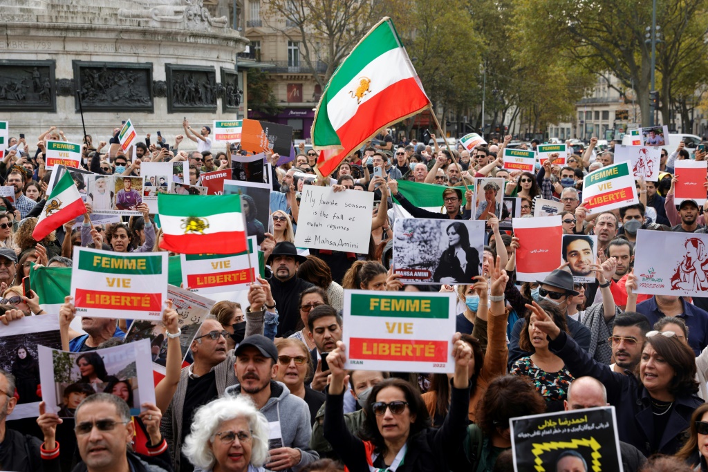 متظاهرون في قلب باريس دعما للحراك الاحتجاجي في ايران في 29 تشرين الاول/اكتوبر 2022 (ا ف ب)