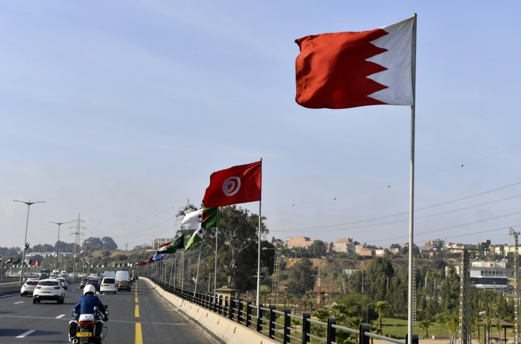   أعلام الدول العربية الأعضاء في جامعة الدول العربية ترفرف على طول طريق سريع في 29 تشرين ألولمأكتوبر 2022 في العاصمة الجزائرية التي تسضيف قمة عربية قريبا (أ ف ب)