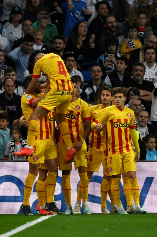 لاعبو جيرونا يحتفلون بتسجيل هدف التعادل في مرمى ريال مدريد خلال لقاء الفريقين في الدوري الاسباني لكرة القدم. مدريد في 30 تشرين الاول/اكتوبر 2022 (ا ف ب)