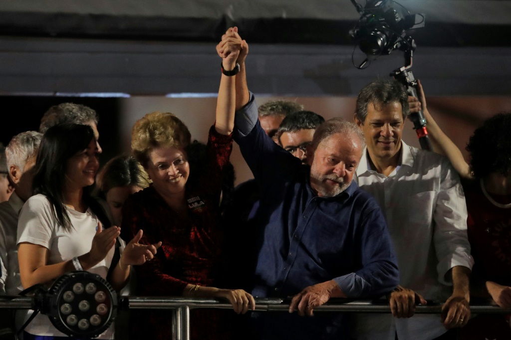 فاز السياسي اليساري والرئيس الأسبق للبرازيل لويس إيناسيو لولا دا سيلفا بالإنتخابات الرئاسية (ا ف ب)