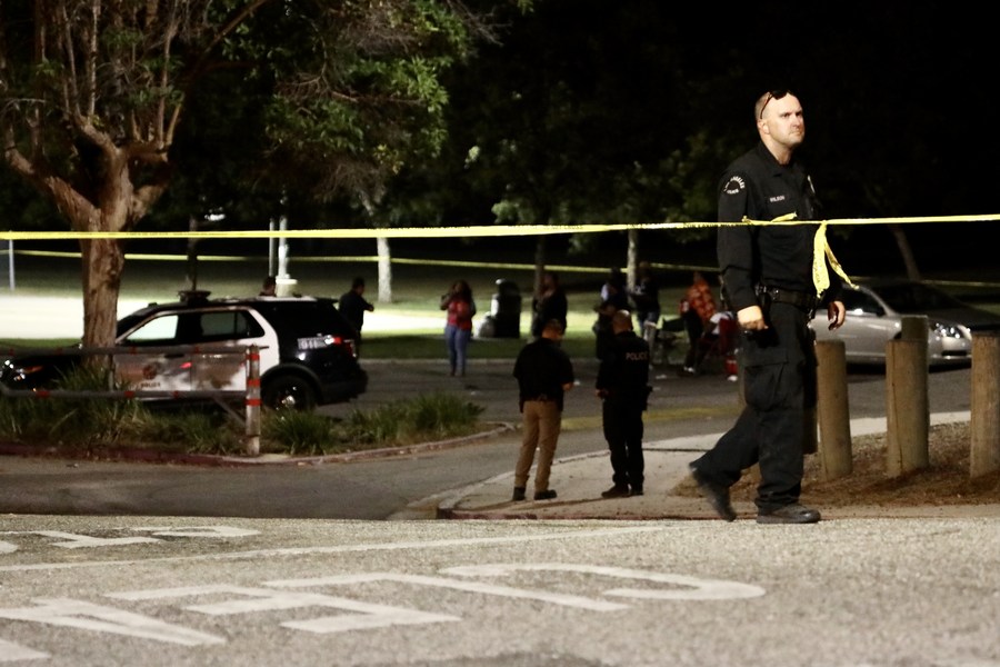 ضابط شرطة يقوم بالتحقيق بعد حادث إطلاق نار وقع في حديقة بيك بارك في لوس أنجلوس بولاية كاليفورنيا الأمريكية يوم 24 يوليو 2022. (شينخوا)