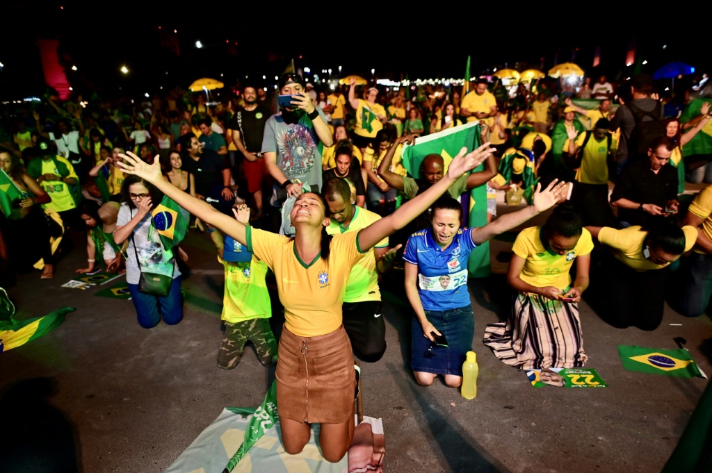 مؤيدون للرئيس البرازيلي جاير بولسونارو يصلون بانتظار نتائج الانتخابات في برازيليا في 30 تشرين الاول/اكتوبر 2022 (ا ف ب)