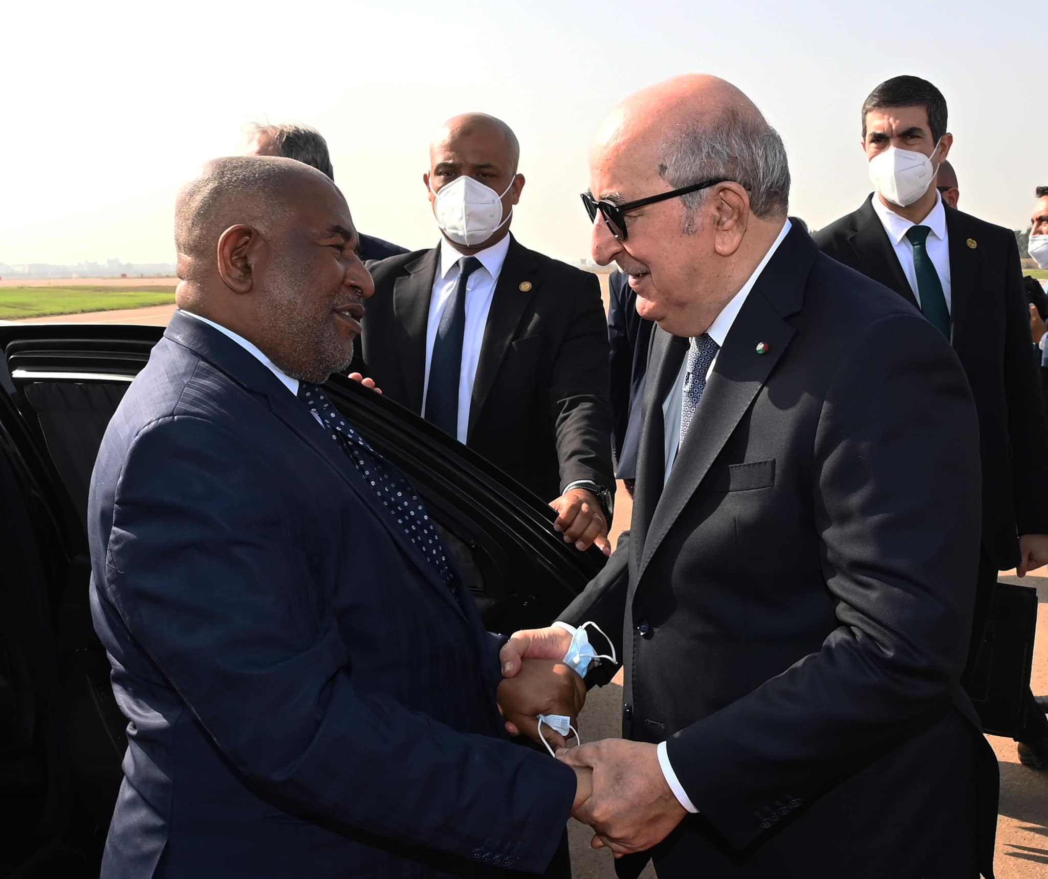 الرئيس الجزائري اثناء استقبال نظيره عثمان غزالي في الجزائر اليوم (الرئاسة الجزائرية)