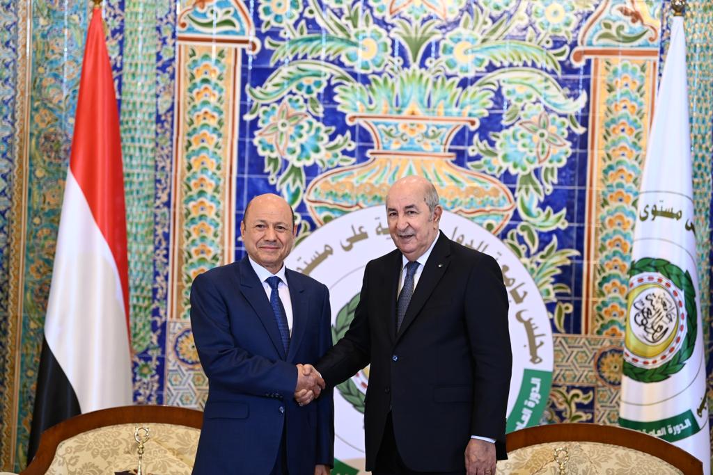 الرئيس الجزائري عبدالمجيد تبون يستقبل الرئيس اليمي الدكتور رشاد محمد العليمي على ارض المطار(سبأ)