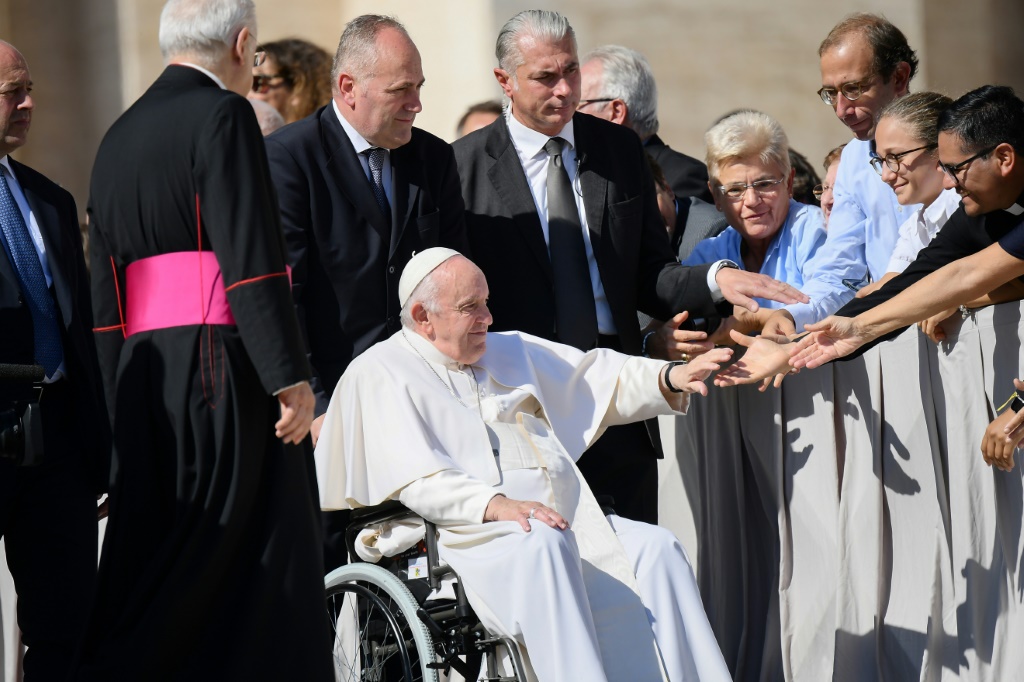 البابا فرنسيس يلقي التحية على المصلين في ساحة القديس بطرس في الفاتيكان في 15 تشرين الاول/أكتوبر 2022 (ا ف ب)