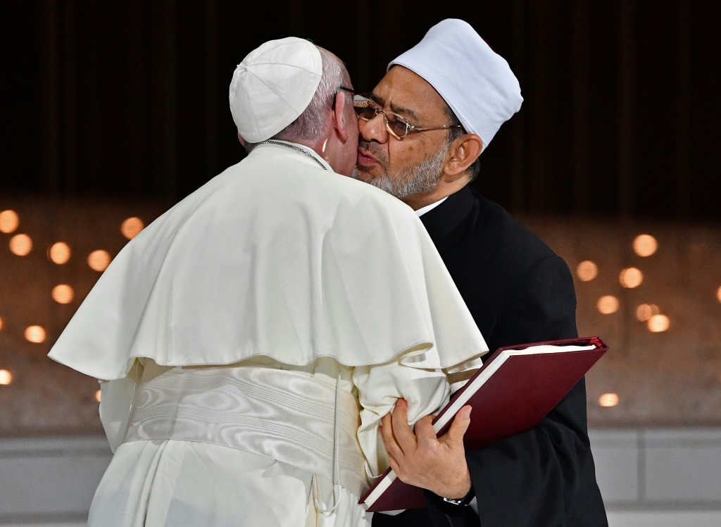 عناق بين شيخ الأزهر والبابا فرنسيس بعد توقيع وثيق "الأخوة الإنسانية" في أبوظبي في 4 شباط/فبراير 2019 (ا ف ب)