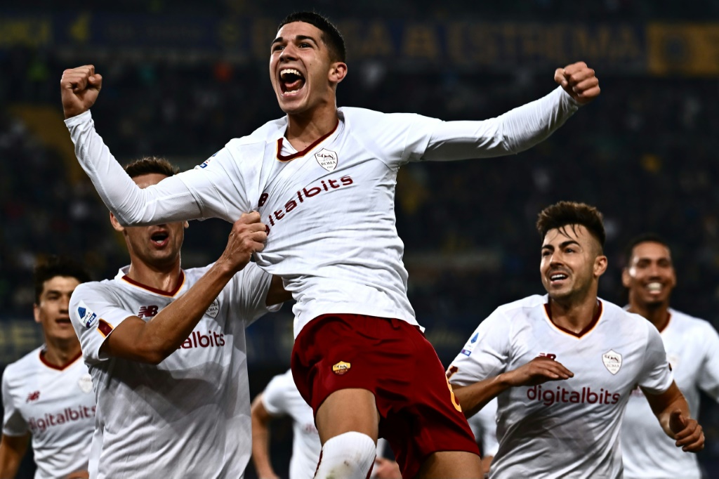 مهاجم روما كريستيان فولباتو يحتفل بتسجيله الهدف الثاني في مرمة فيرونا (3-1) في الدوري الإيطالي في 31 تشرين الأول/أكتوبر 2022 (ا ف ب)