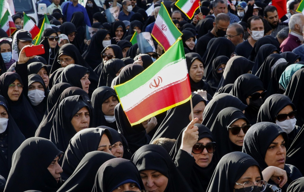 اندلعت الاحتجاجات بعد مقتل الكردية الإيرانية مهسا أميني /22 عاما/، والتي اعتقلتها شرطة الآداب بتهمة انتهاك قواعد اللباس الإسلامي. وتوفيت المرأة في حجز الشرطة منتصف أيلول/سبتمبر الماضي (ا ف ب)