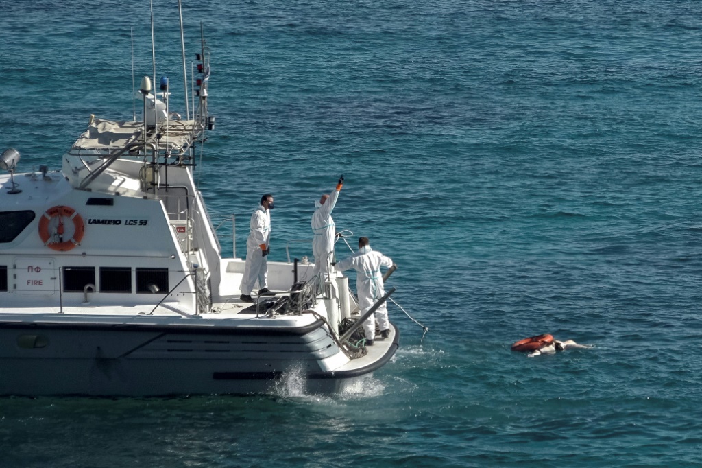 خفر السواحل في اليونان ينتشلون جثة قبالة جزيرة كيثيرا في 9 تشرين الاول/اكتوبر 2022. (ا ف ب)