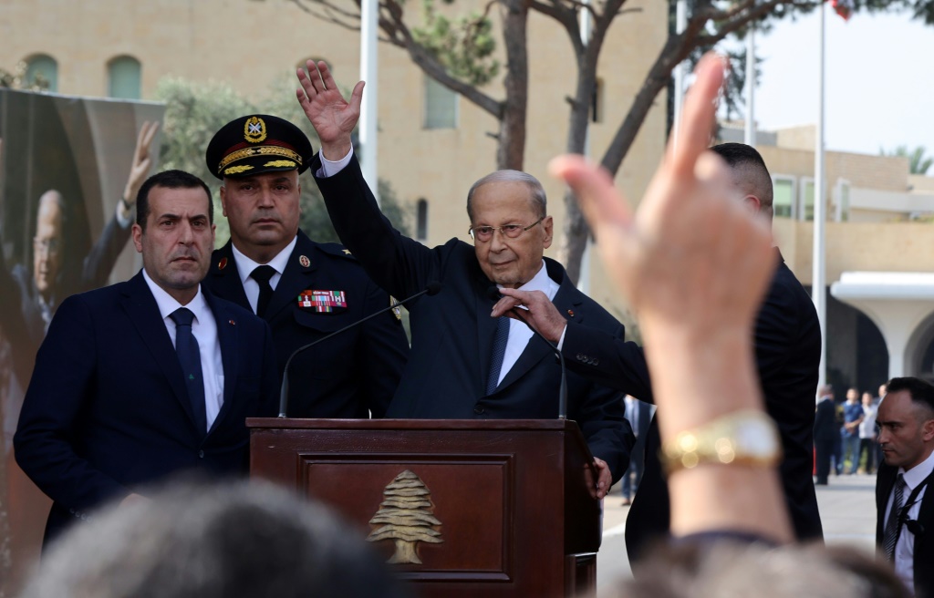 رئيس لبنان ميشال عون يلوح قبل إلقاء كلمة بمناسبة انتهاء ولايته يوم الأحد (أ ف ب)