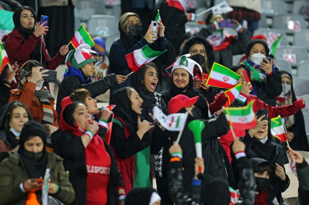 مشجعات إيرانيات يؤازرن منتخبهن خلال التصفيات المؤهلة لكأس العالم (أ ف ب)