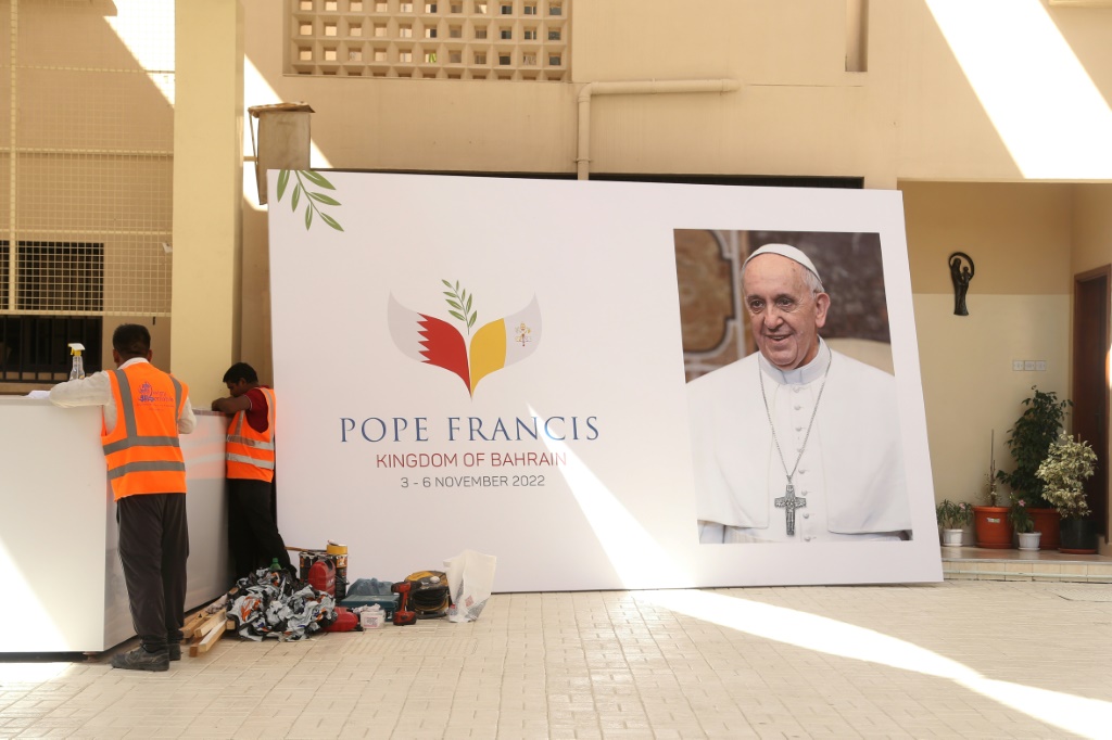لافتة تحمل صورة البابا فرنسيس في كنيسة القلب المقدس في العاصمة البحرينية المنامة في السابع من تشرين الأول/أكتوبر 2022 (ا ف ب)