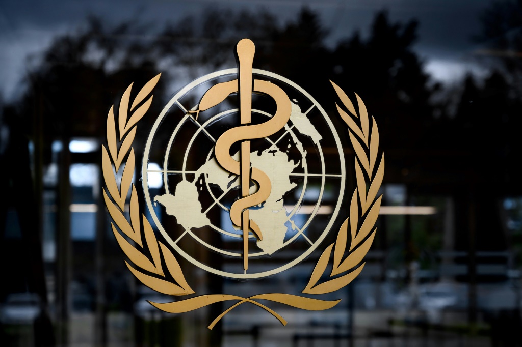 شعار منظمة الصحة العالمية في مقرها في جنيف بتاريخ 9 آذار/مارس 2020 (ا ف ب)