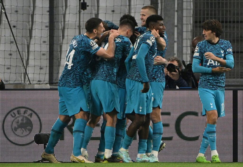 لاعبو توتنهام يحتفلون بهدف الفريق الثاني ضد المضيف مرسيليا في دوري أبطال أوروبا لكرة القدم في 1 تشرين الثاني/نوفمبر (ا ف ب)
