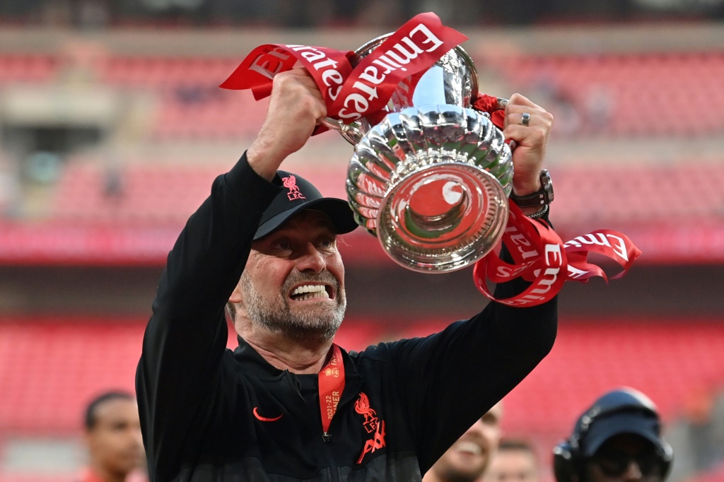 مدرب ليفربول يورغن كلوب يحمل كأس إنكلترا (ا ف ب)