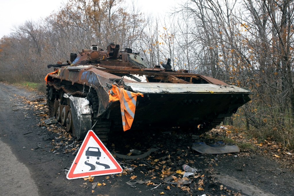    حاملة أفراد مدرعة روسية متضررة على طريق في منطقة خاركيف الأوكرانية في 1 نوفمبر (ا ف ب)