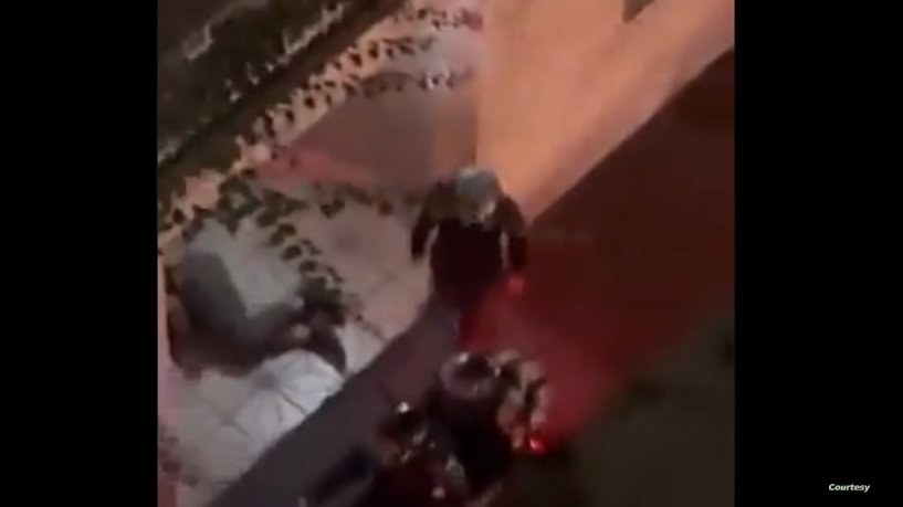 كانت شرطة طهران أعلنت في 14 أكتوبر، فتح تحقيق في سلوك أحد عناصرها بعد انتشار شريط مصور يظهر قيامه بلمس مؤخرة امرأة أثناء محاولة توقيفها على هامش الاحتجاجات (سوشيال ميديا)