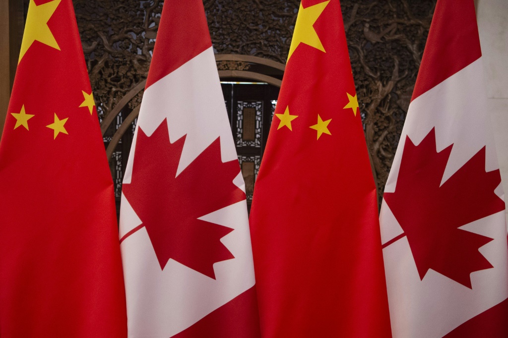 لقطة لأعلام صينية وكندية في بكين بتاريخ 5 كانون الاول/ديسمبر 2017 (ا ف ب)