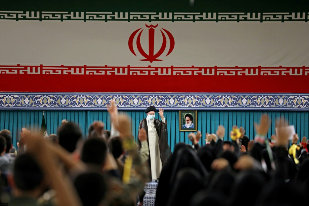    المرشد الأعلى للجمهورية الإسلامية الإيرانية آية الله علي خامنئي يلتقي مجموعة من الطلاب في طهران (أ ف ب)