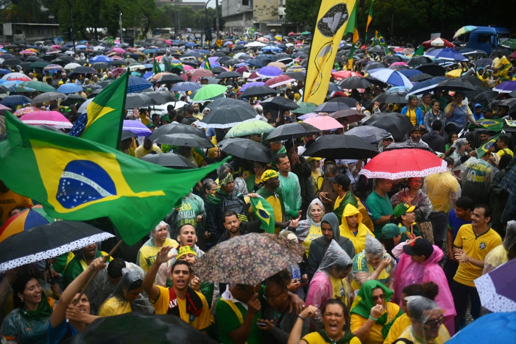مئات من مناصري بولسونارو احتشدو ا الأربعاء أمام مقرات قيادة الجيش في المدن البرازيلية الرئيسية للمطالبة بتدخل عسكري في مواجهة فوز لولا في الانتخابات في ريو دو جانيرو في البرازيل في 2 تشرين الثاني/نوفمبر 2022 (ا ف ب)