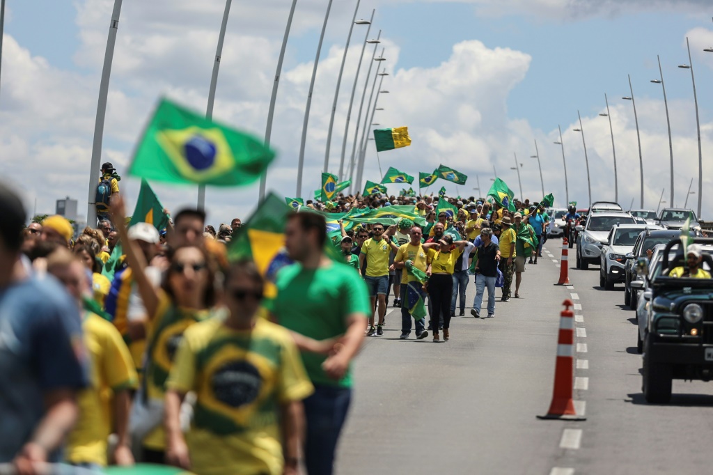  المئات من مناصري بولسونارو احتشدوا الأربعاء أمام مقرات قيادة الجيش في المدن الرئيسية، والصورة في ولاية سانتا كاترينا في البرازيل في 2 تشرين الثاني/نوفمبر 2022 (ا ف ب)