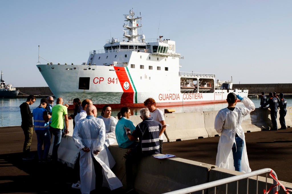 تقع سفينة Ocean Viking التي تديرها SOS Mediterranee ، وعلى متنها 234 مهاجرا تم إنقاذهم ، حاليا جنوب صقلية (ا ف ب)