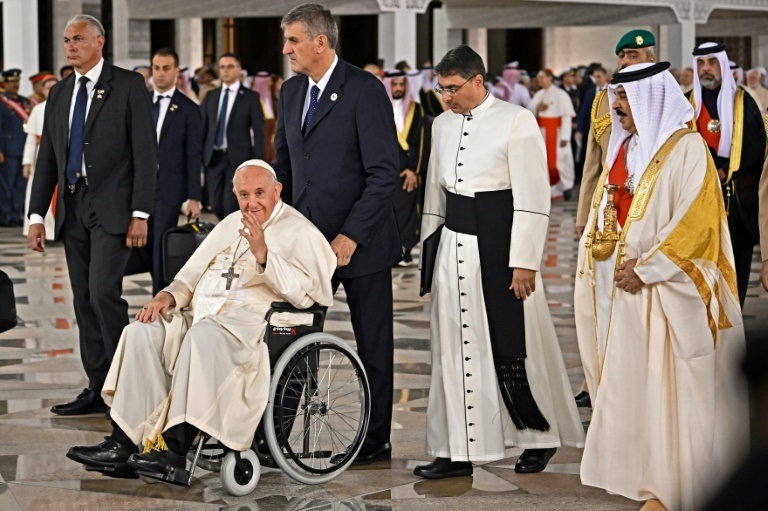 البابا فرنسيس برفقة العاهل البحريني في البحرين في 3 تشرين الثاني/نوفمبر 2022 (ا ف ب)