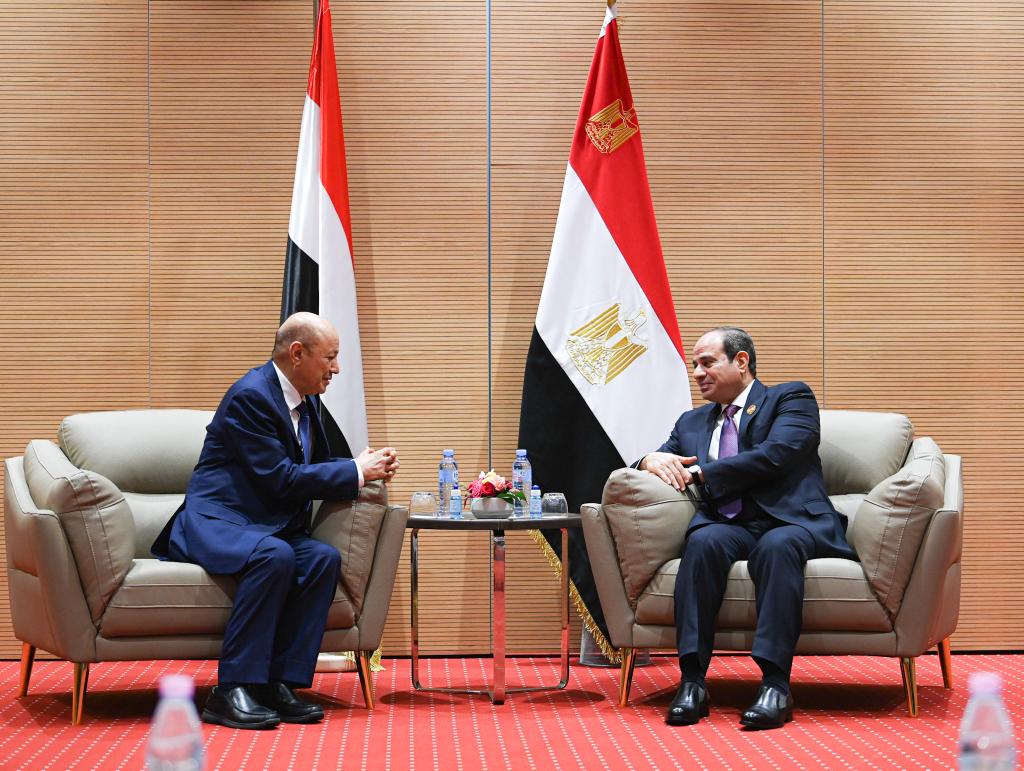 الرئيس اليمني رشاد محمد العليمي مع الرئيس المصري عبدالفتاح السيسي (سبأ)