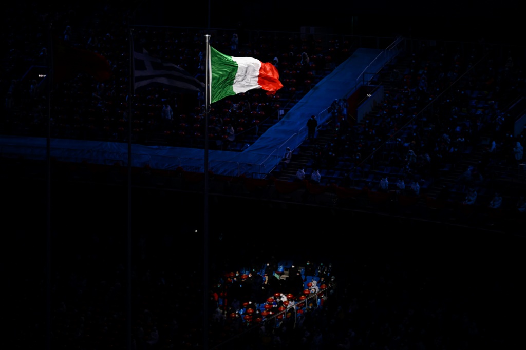 علم إيطاليا في بكين في العشرين من شباط/فبراير 2022 (ا ف ب)